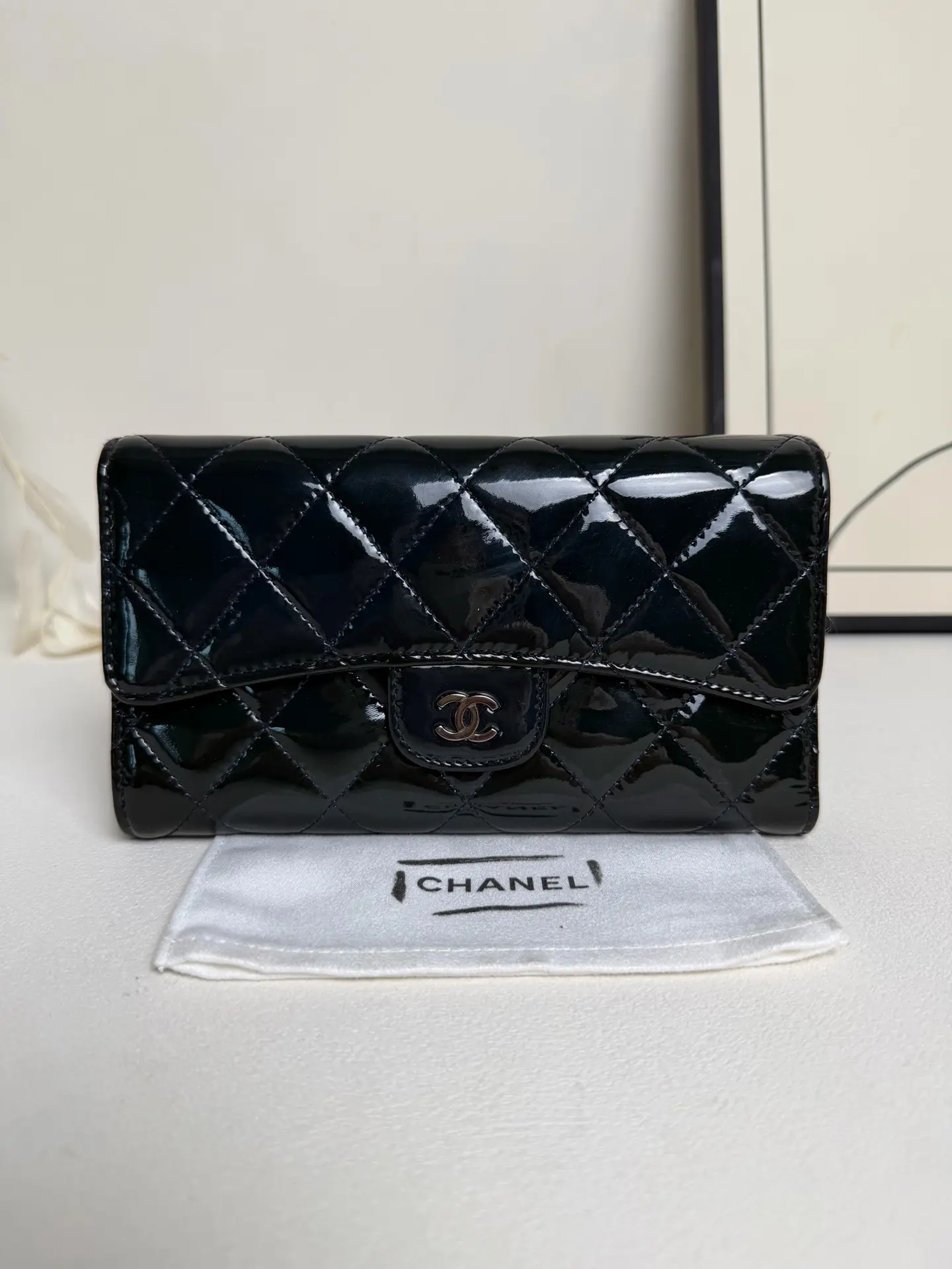 Pre-owned CHANEL Patent Leather Diamond Quilted Card Holder CC0061