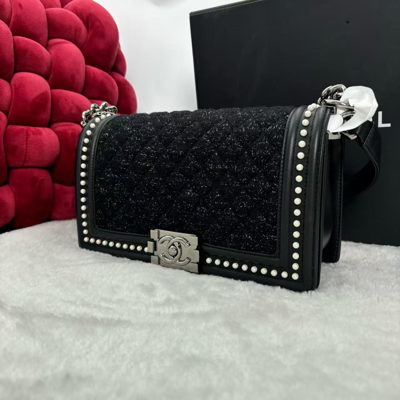 Pre-owned CHANEL Tweed Pearl Embellished Medium Boy Bag |19360600