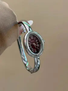 Women's Oval Quartz Watch, Elegant Geometric Design, Dial, Mineral Glass, Buckle Closure, All Seasons, Fashion Accessory