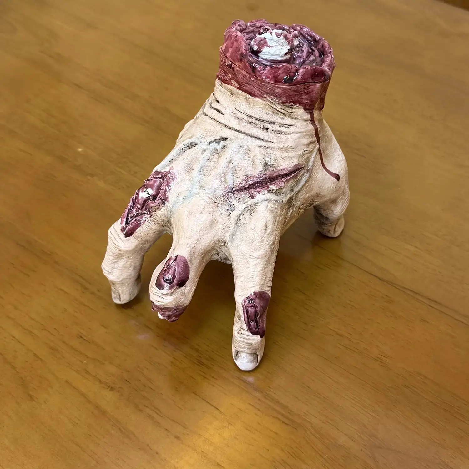 Self-Walking and Sound-Emitting Hand Halloween Hand Prop Scary Decoration Accessory Electric Sound-Controlled Severed Hand Prop Haunted House Chamber Scene Setup Prop Walking Climbing Hand Ornament