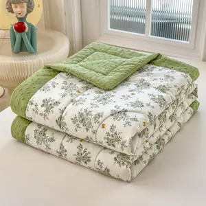 1pcs，，Cooling ice silk summer quilt, skin-friendly and ultra-soft air-conditioning quilt, lightweight and breathable summer cool quilt, thin nap quilt. Perfect for dormitory, home, office and other scenarios, machine washable.
