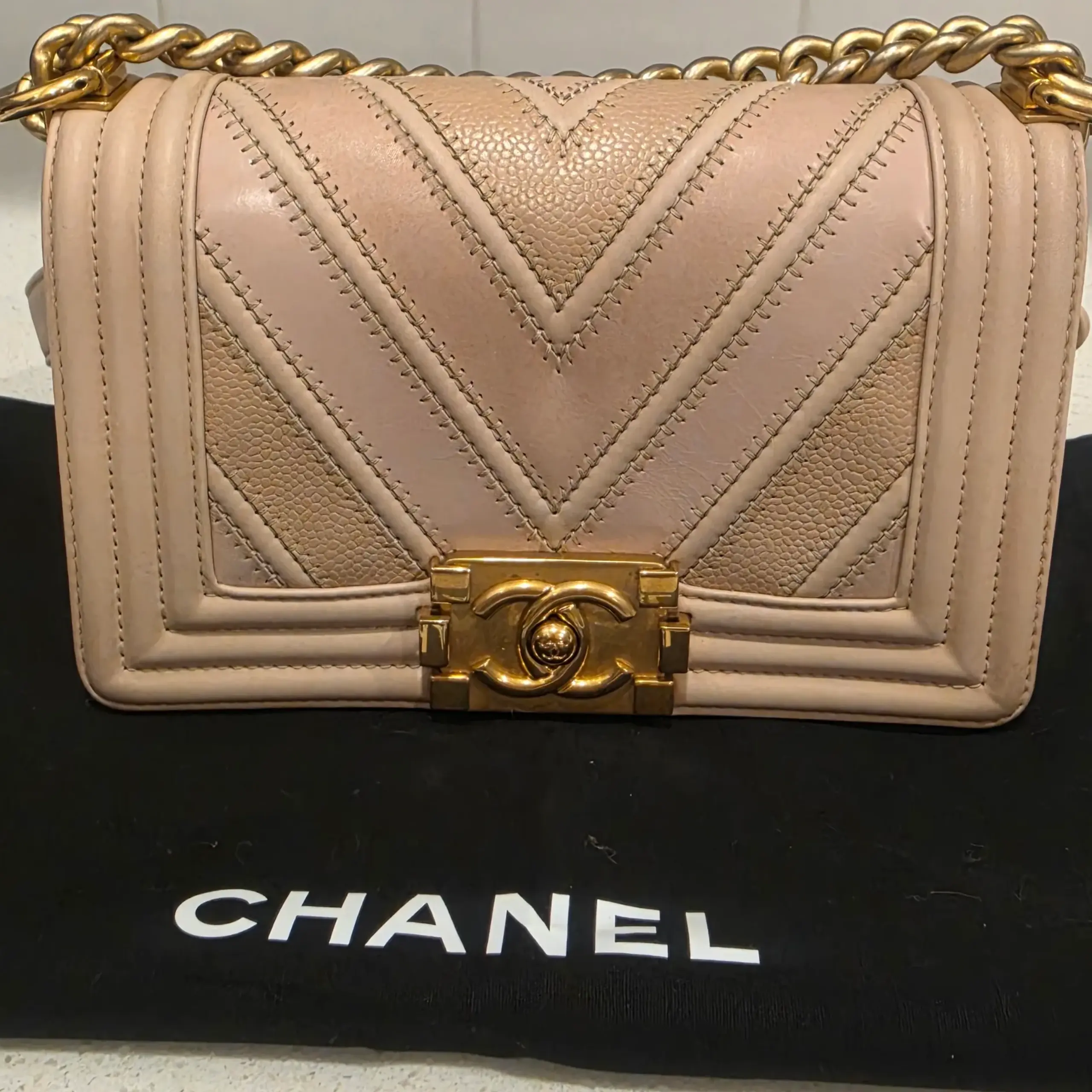 Pre-owned CHANEL Leather Shoulder Bags Quilted Chevron Pattern in Suede, Caviar, Calfskin, & Lambskin Small Boy Flap Fall/Winter 2011Collection L1030