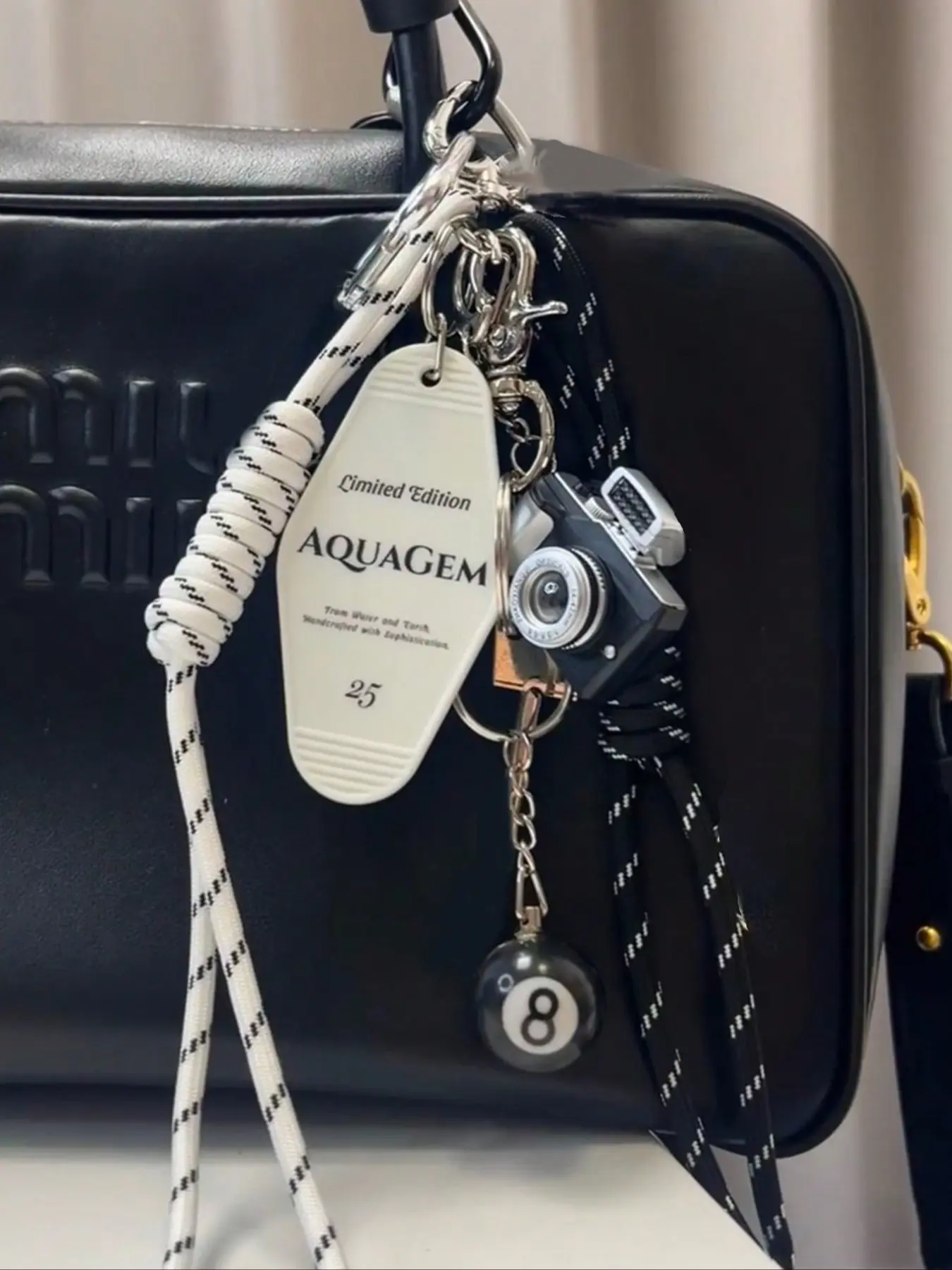 Retro Billiard Keychain, Black 8-Ball Design, Creative Pendant, Casual Decoration. Vintage Style Black Camera Shaped Keychain, Car Pendant, Bag Charm, Cool Accessory. DIY Bracelet or Bag Keychain, Suitable for Girls.