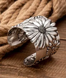 Retro Western Style Sunflower Floral Embossed Metal Bangle Bracelet for Women