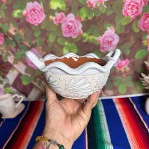 Relieve cazuela salsera color blanca mediana Relieve cazuela salsera color blanca mediana