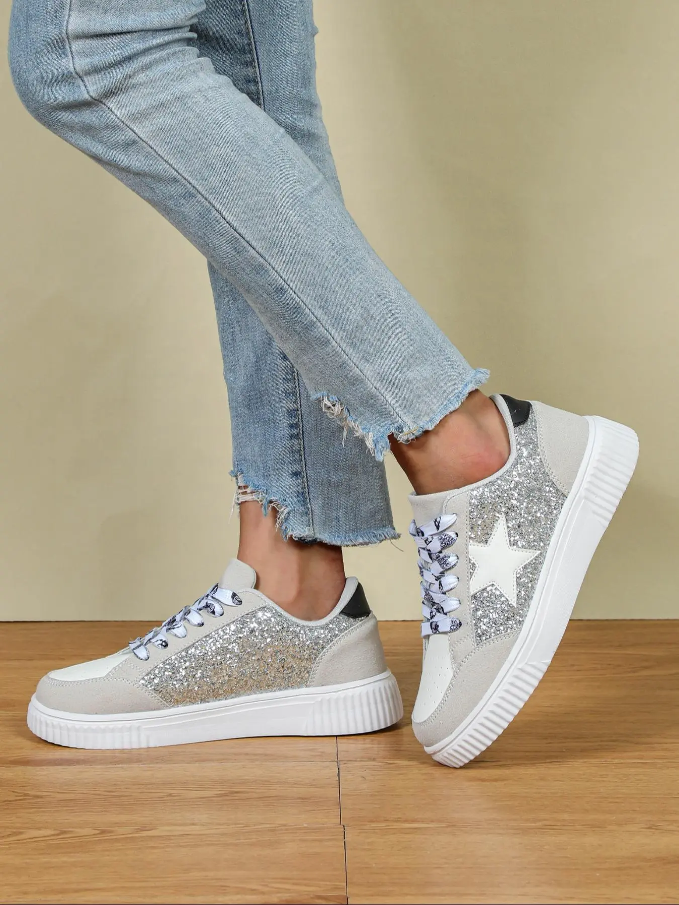 Fashionable Star Decor Lace Up Low Top Sneakers, Casual Comfortable Breathable Sports Shoes, Female All-match Round Toe Shoes for Daily Wear, Trainer, Casual Trendy Trainers