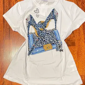 T00101-Beautiful basic T-shirt with sneaker design and rhinestone purse 95%Cotton 5%Elastane