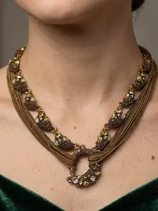 European classical colorful woven necklace, with multiple strands of metal chains outlining elegant curves, suitable for daily commuting, dinners and dates, and is also an exquisite gift to convey feelings