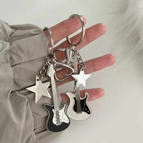 Y2K Retro Electric Guitar Star Keychain Charm, Viral American Vintage Bass Bag Pendant, Heart Lobster Clasp Metal Key Ring, Cool Grunge Music Accessory For Backpack Car Keys Rock Fan Daily Decor & Gift