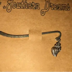 Sliver conch shell bookmark
