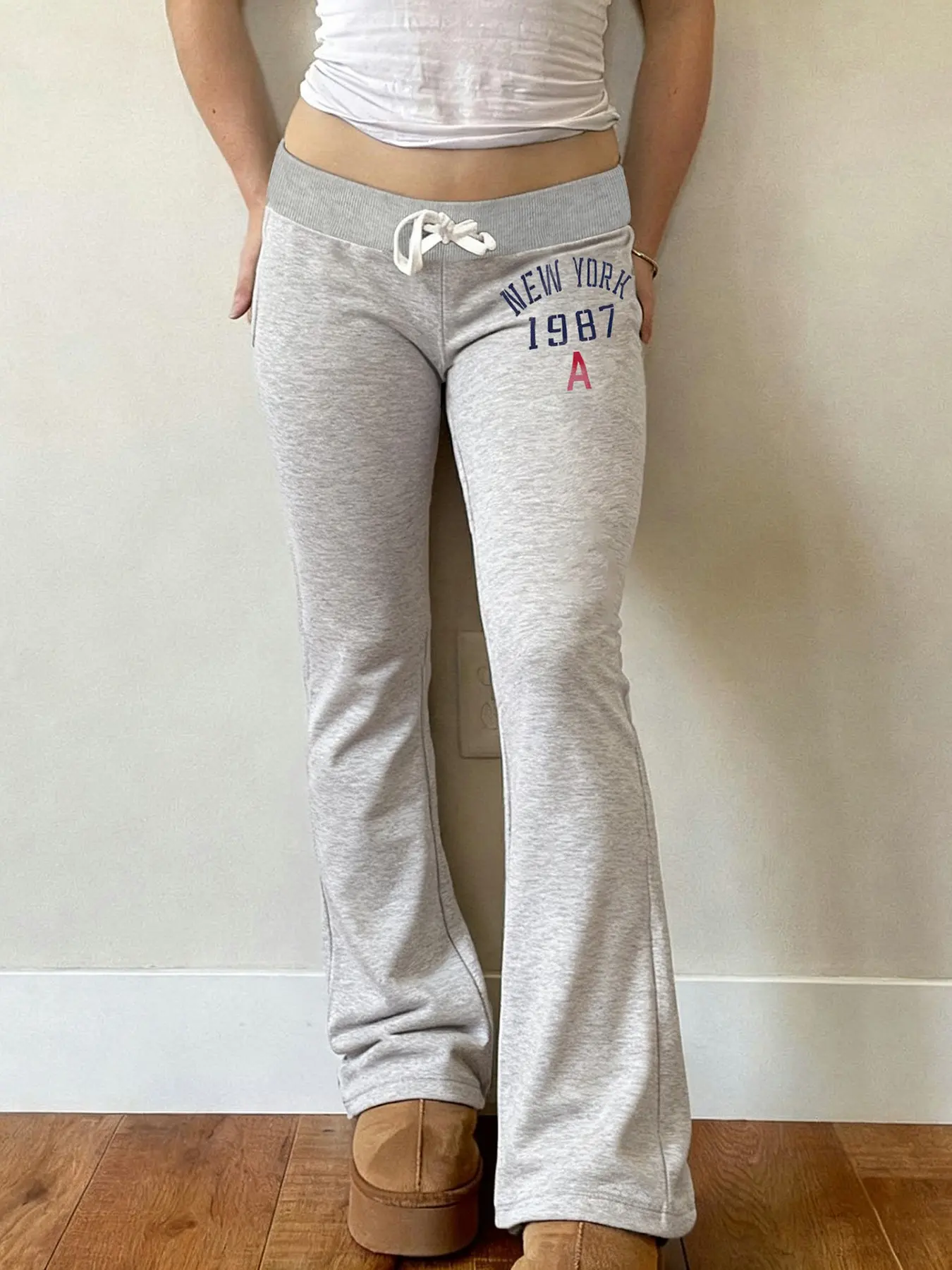 Vintage American Style Letter Printed Flare Sweatpants Women, Casual Streetwear Pants, Low Waist Slim Fit Adjustable Drawstring Casual Everyday Flared Trousers for All Seasons, Street Fashion Must-Have