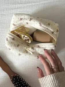 1pc Cute Teddy Bear Makeup Bag, Handheld Cosmetic Pouch, Ins Style, 100% handmade, with bow decoration, large capacity cute travel wash bag, suitable for giving her holiday gifts