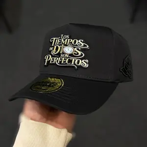 Gorra “Los Tiempos de Dios Son Perfectos” en alta calidad y ajustable - high quality adjustable religion hat