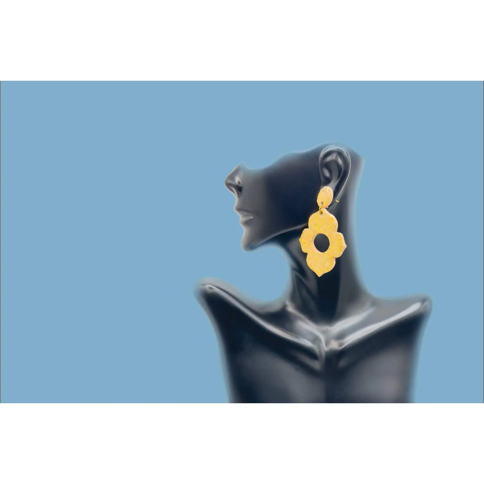 Moroccan flower earrings in gold.-