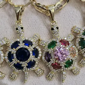 # 0091 Cadena figaro  con dije de tortuga adiamantadas oro laminado 14k Alta calidad