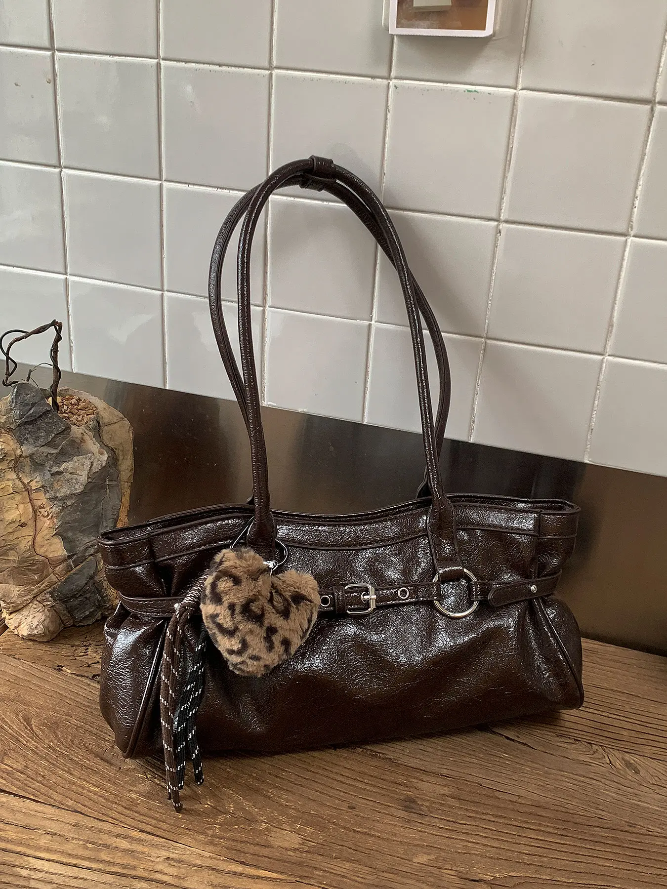 Large capacity retro versatile shoulder bag, fashionable and simple casual texture handbag, niche design temperament exquisite armpit bag, suitable for shopping, commuting, work, daily outings, parties, Textured bag