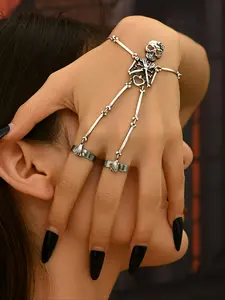 1pc Gothic Punk Skeleton Hand Chain Ring - Adjustable Movable Skull & Bone Charms with Heart Eyes & Bow Accent, Edgy Statement Jewelry for Women, Year-Round Wear for Daily Outfits, Halloween, Costume Parties & Gothic Events, Halloween Accessories