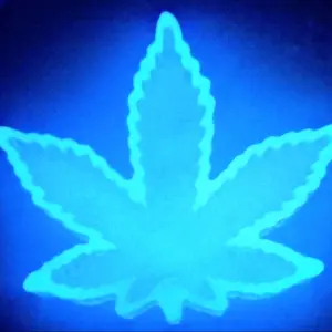 Glow in the Dark Pot Leaf Ashtray - Resin Design with Vibrant Illumination Effect for Nighttime Relaxation