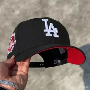 Black Los Angeles Dodgers 9FORTY Snapback Hat, White Embroidered LA Logo & Red Undervisor, 50th Anniversary Stadium Side Patch Cap, Limited Edition 2026 Urban Streetwear Gorra premium, moda urbana para hombres y mujeres