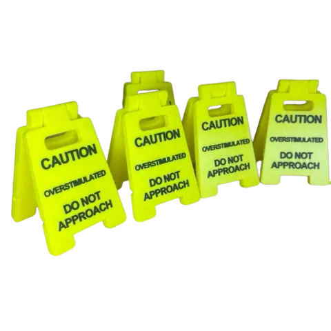 Funny 3D Printing Caution Desktop Decoration Sign - Yellow Plastic Office Workspace Accessory with Black Text, Gag Gift for Adult Coworkers, Mini Novelty Plaque & Tactical Cooler Drinkware Accessory