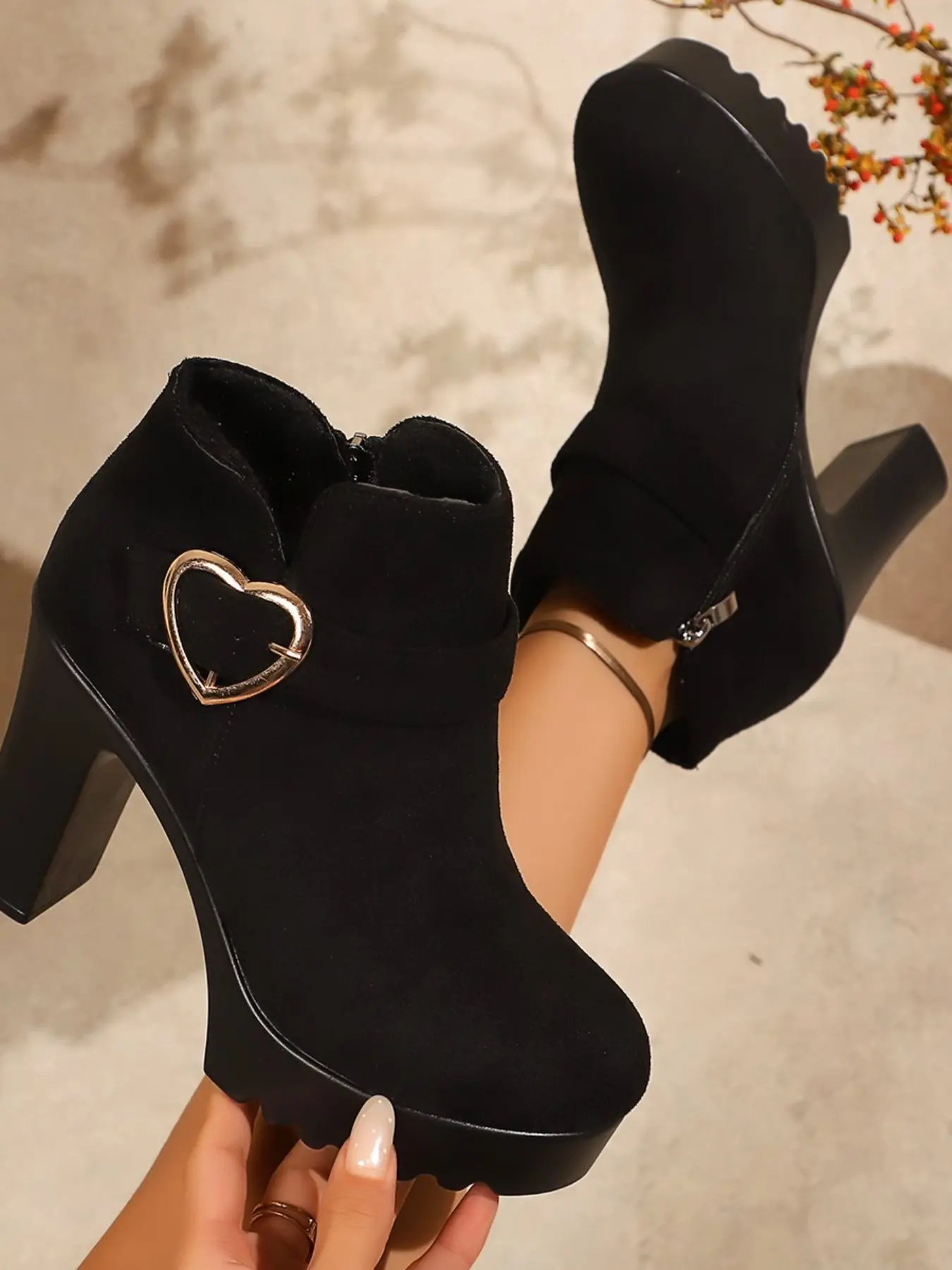 Heart-Shaped Metal Chain Women's Round Toe Suede Fashion Ankle Boots, Soft Sole, Non-Fatiguing, Suitable for Commuting and Dating, Versatile Footwear, Thick Heeled Boots, Daily Wear Boots