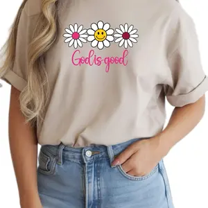 God is Good Daisy Tshirt with Floral Design and Pink Text, Casual Style for Everyday Wear