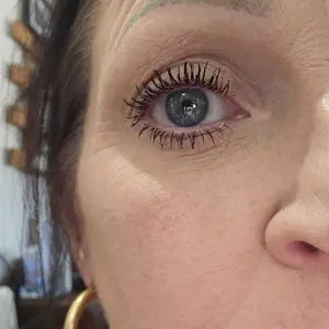 Product Review of Lash Sensational Body Mascara, Silky Buildable Formula, 24HR Lift, Maybelline New York from T**️ t**6