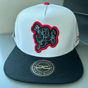 JC hat monopoly blanco y negro