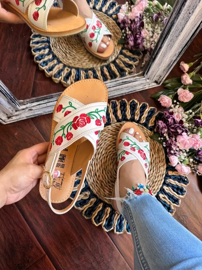 Women’s Huarache sandal. Huarache sandals. Mexican Huaraches. Colorful flowers. Mexican leather sandals. Women’s sandals