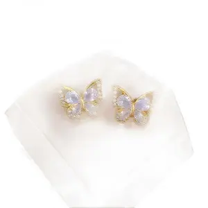 Aretes Mariposa de Luz – Cristal Blanco de Fe y Transformación