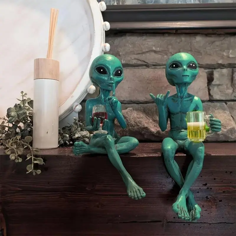 Alien Beer Drinking Figurine Decor - Funny Resin Alien Statue with Beer Mug, Humorous Space-Themed Home Decoration Gift for Sci-Fi Fans, Bar, Office & Room Decor