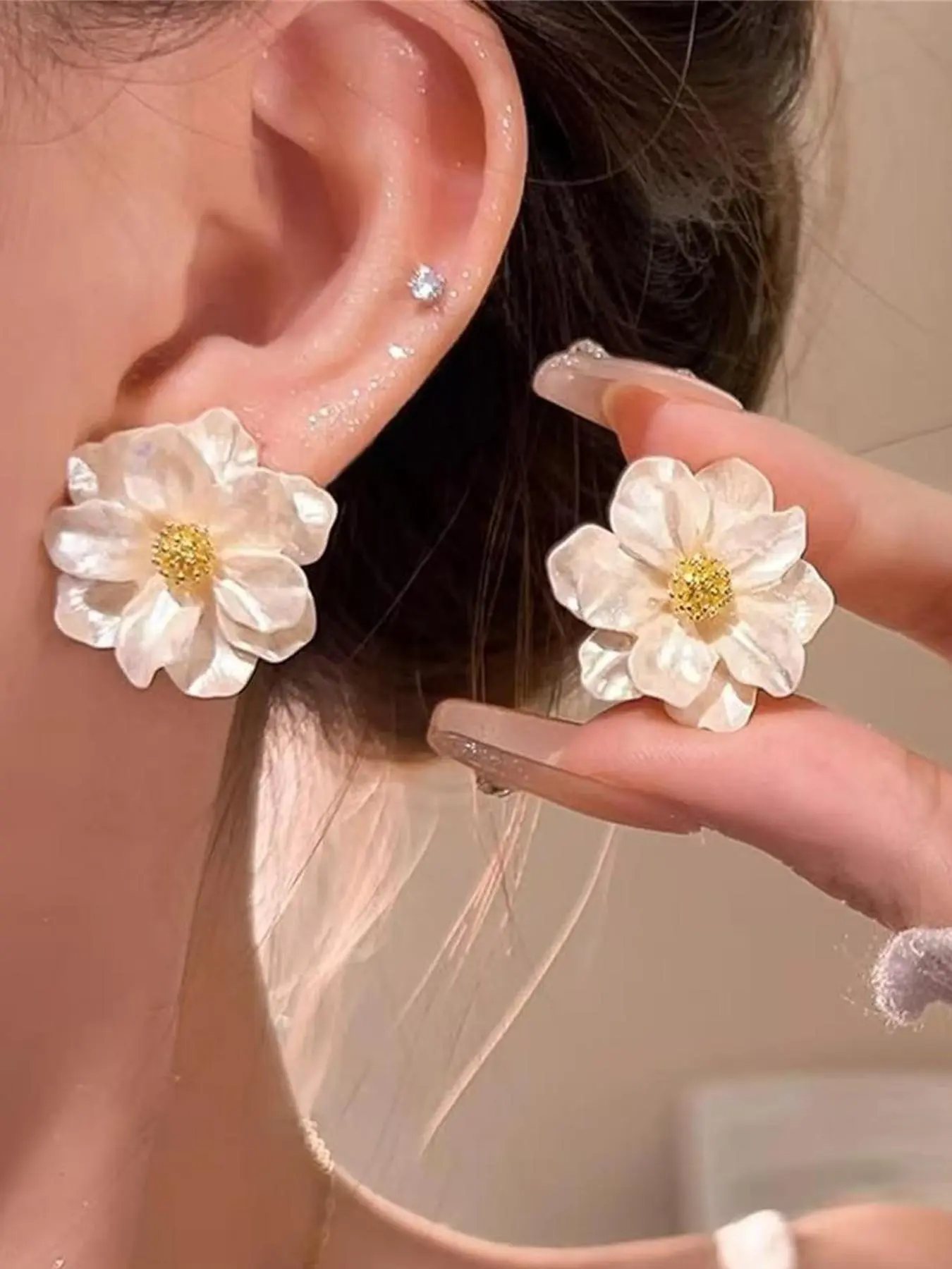 Boho White Flower Acrylic Earrings Bohemian Earrings Vintage Charm 3D Resin Gardenia Camellia Pear Blossom Flowers Plant Lightweight Floral Stud Earrings for Women Wedding Bridal Birthday Party Trendy Jewelry Gifts Studs Earrings