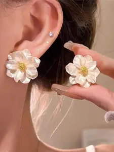 Boho White Flower Acrylic Earrings Vintage Charm 3D Resin Gardenia Camellia Pear Blossom Flowers Plant Lightweight Stud Earrings for Women Wedding Bridal Birthday Party Trendy Jewelry Gifts