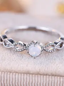 A new water-themed four-prong circular hollow water drop Geometric Design zircon ring made of synthetic white crystal, stylish, minimalist, suitable for women to wear during weddings.