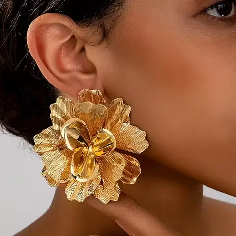 Elegant Floral Dangle Statement for Women, Vintage-Inspired Metal Flower Design, Perfect for Casual & Special Occasions, Fashionable Earrings, Earrings Dangling