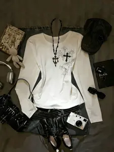 Women's Y2K Grunge Cross Graphic Long-Sleeve Shirt, White, Slim Fit, Edgy Casual Streetwear, Autumn/Winter Layering Top