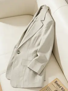 A women's light and mature style suit jacket, Lapel blazer, for fashion new style with seven quarter sleeves and a cinched waist to show off a slim commuting temperament. A casual small suit suitable for spring and autumn, suitable for home, indoor