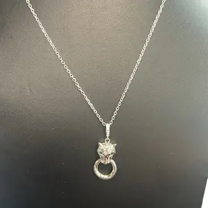 Plata 925 hermosa cadena con pendiente de jaguar y piedras brillantes de color