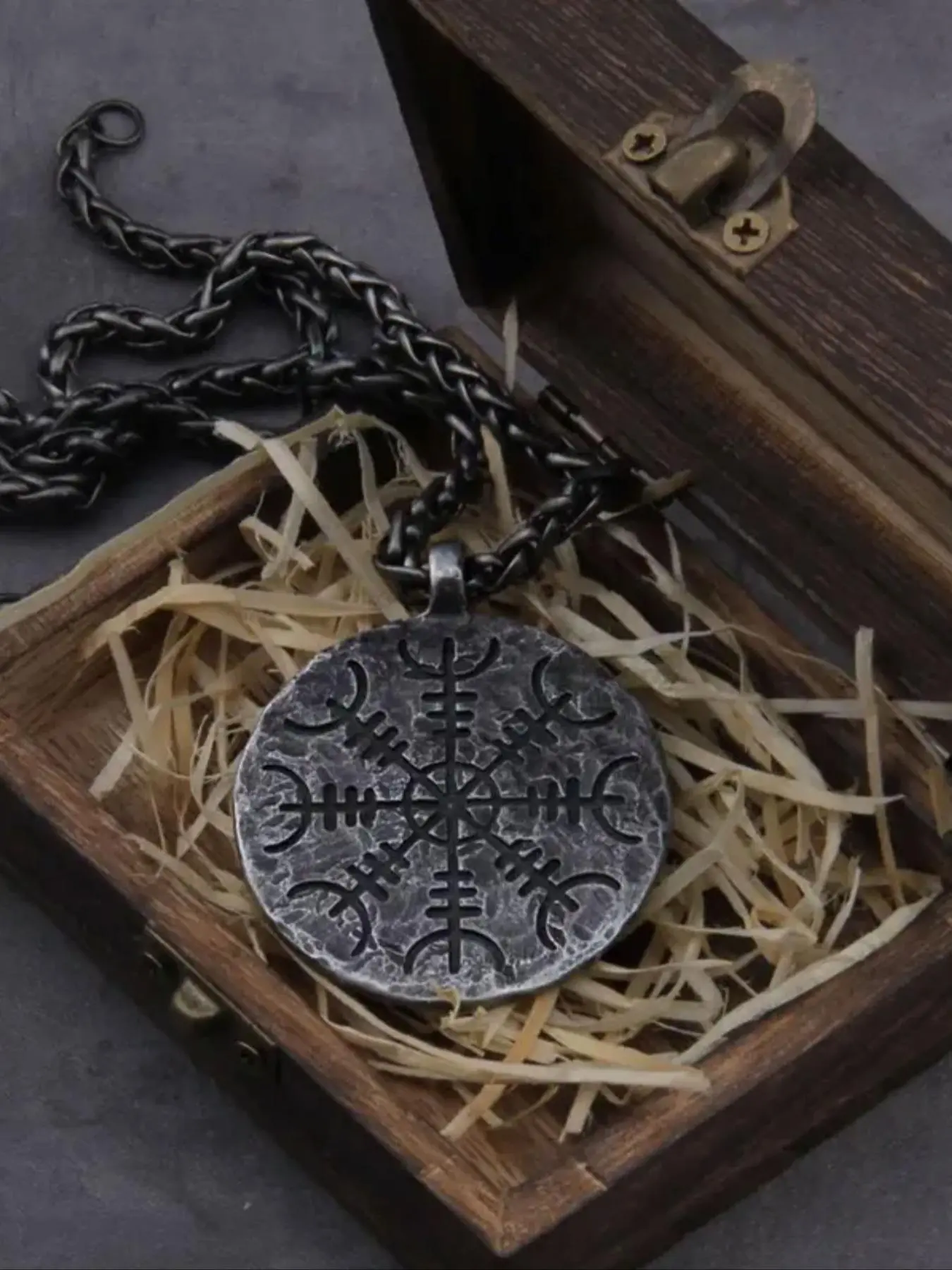 Vintage Viking Runes Detail Pendant Matching Necklace for Girlfriend, Zinc Alloy Y2k Accessories Jewelry, Goth Accessories for Men for Women, Gothic Witch Jewelry