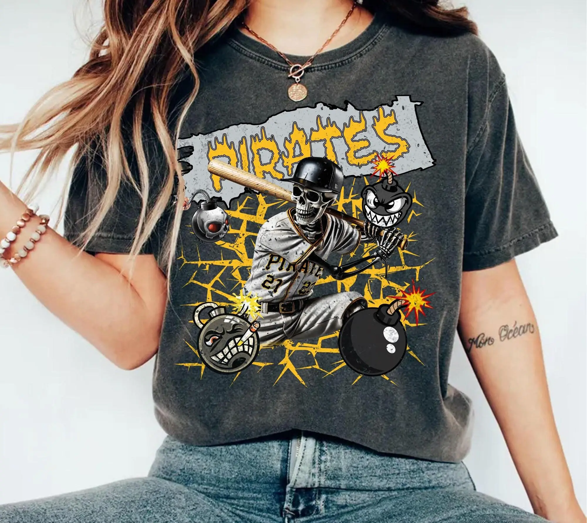 Colorsï½® Pittsburgh Pirate T-shirt, Pittsburgh baseball Fan T-shirt, Pirate Skeleton Tee