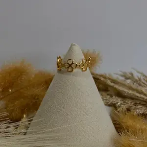 Clover ring