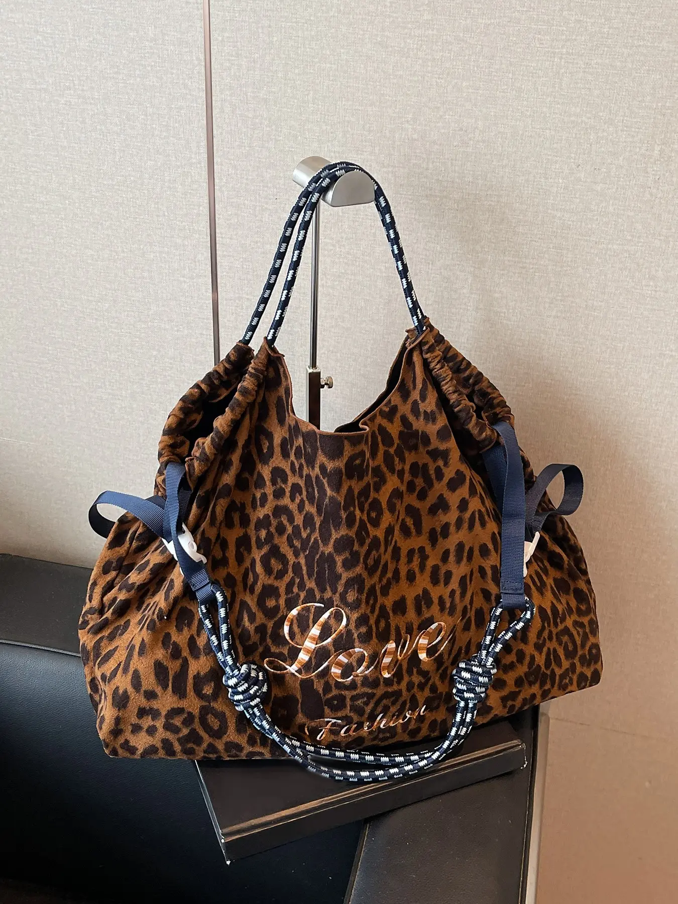 Classic retro leopard print tote bag, Fashionable Patterned Bag, embroidered letter design, drawstring buckle decoration, contrasting woven shoulder strap, large storage capacity, can accommodate tablets, personal items