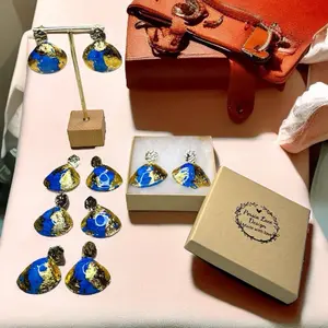 Blue 18 karat gold seashell