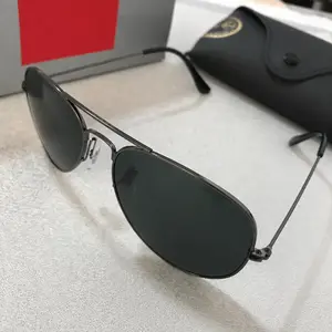 Classic polarized aviator sunglasses with black lenses and metal frames, UV400 protection, suitable for men and women, ideal for driving and outdoor activities.