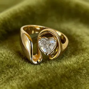 Heart-shaped ring, romantic jewelry,Vintage love ring,A heart-cut synthetic zircon is inlaid in the center.The ring shank wraps around the main stone with a smooth, embracing curve.Conveying a romantic and intimate atmosphere.