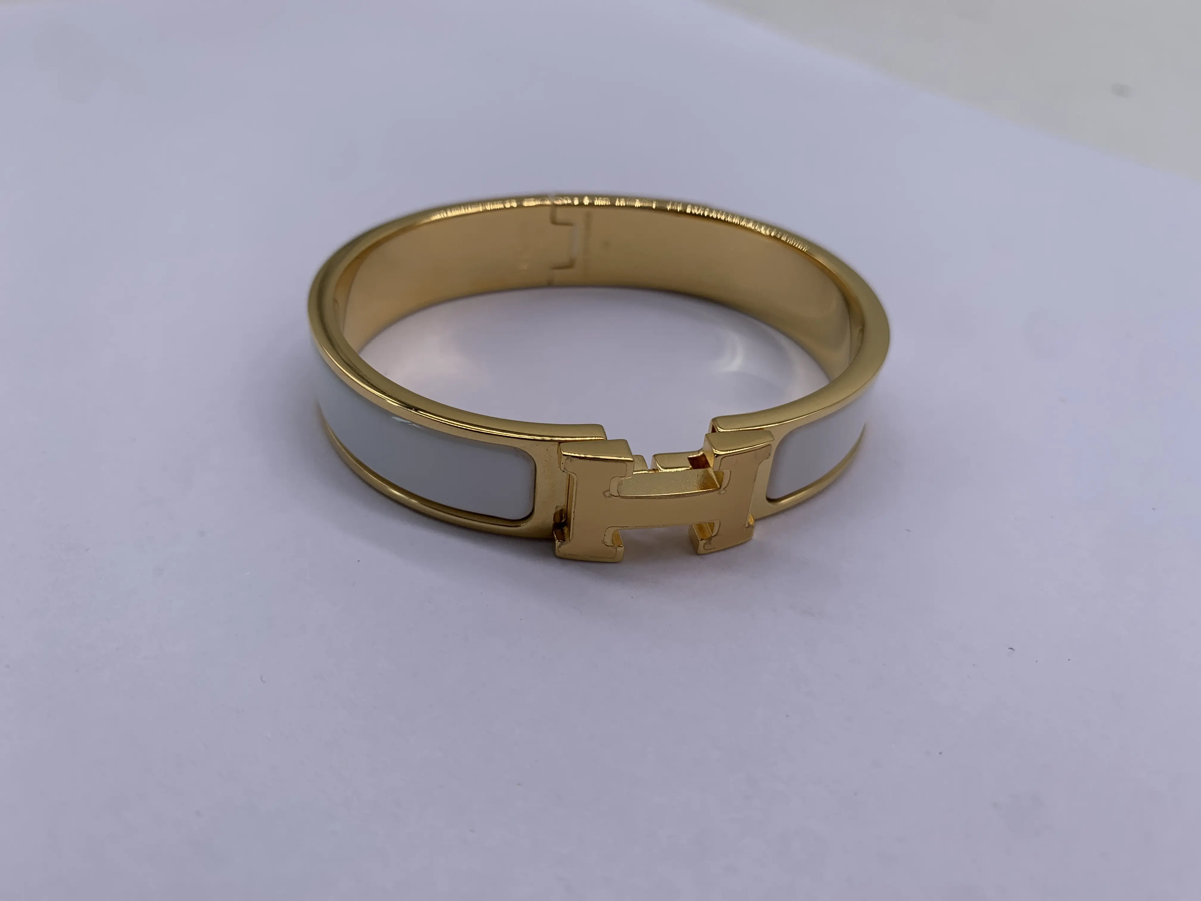 Pre-owned Hermès White Enamel Click H Bracelet/EE04116202/6202