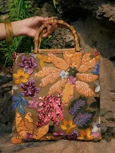 Retro bamboo handle handbag, niche personality  creative artistic sense one-shoulder handbag ，casual  simple  exquisite and versatile embroidered flower bag, suitable for daily travel, shopping and dating, etc., Fashionable Unique Bags