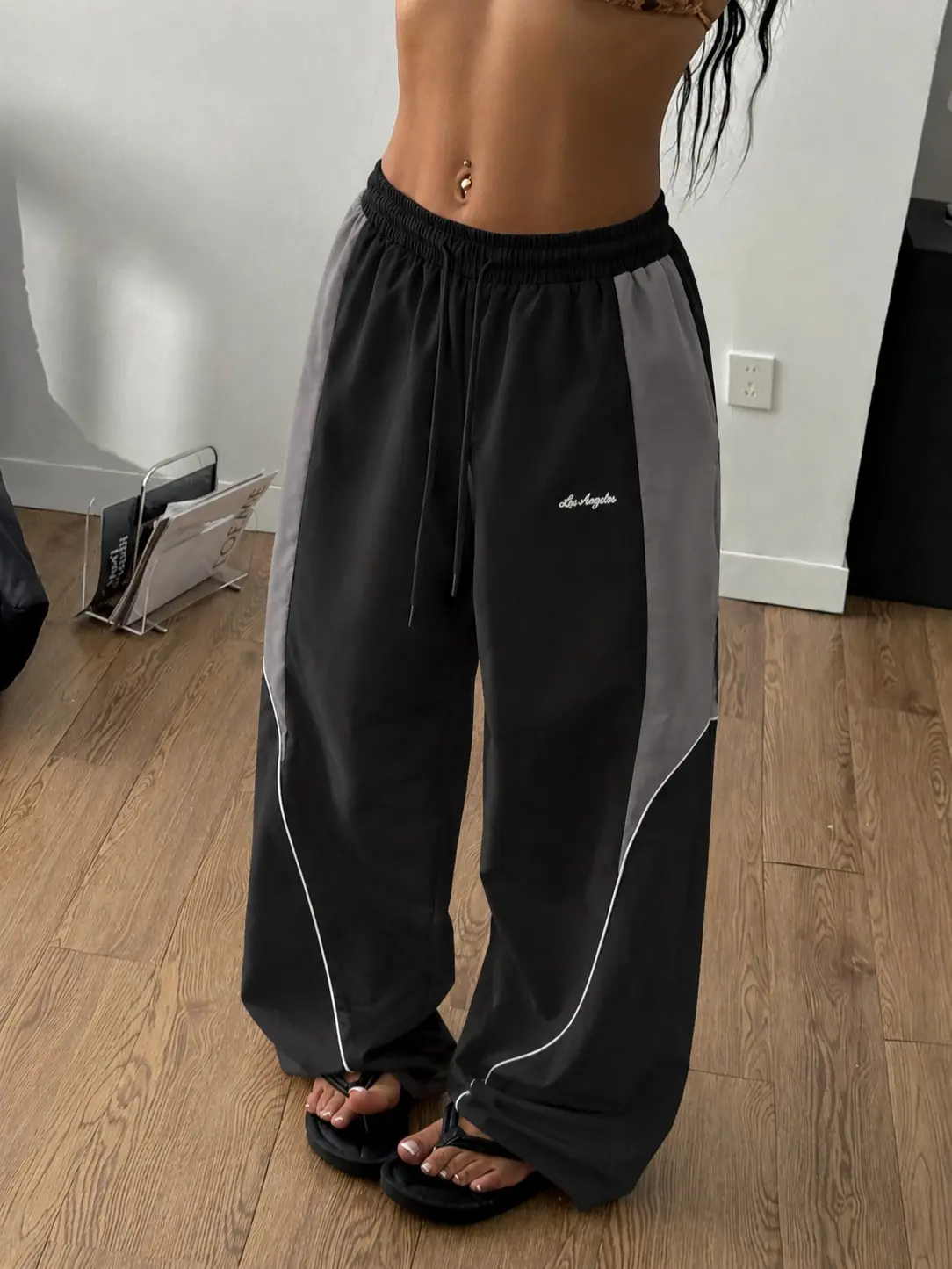 Women’s American-style color-block striped wide-leg athletic sweatpants, high-waisted with drawstring and adjustable cuffs, vintage street-style embroidered casual pants, available in 4 colors (single piece).