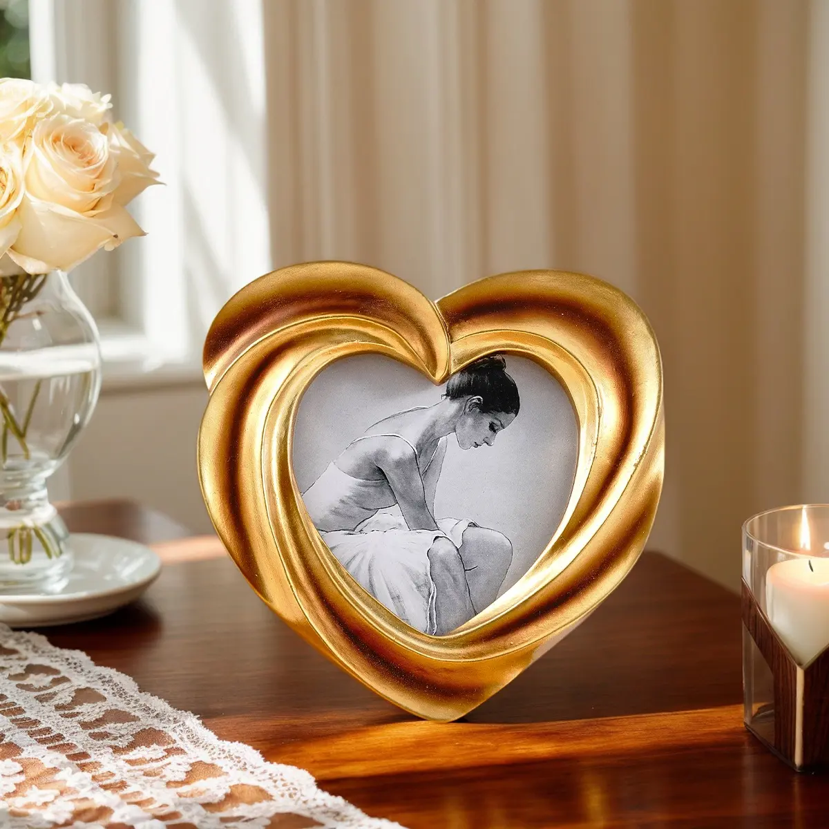 1PC, European-style golden cream heart-shaped three-dimensional pattern decorative photo frame, resin material warm home decoration, suitable for family photo display and photography decoration props