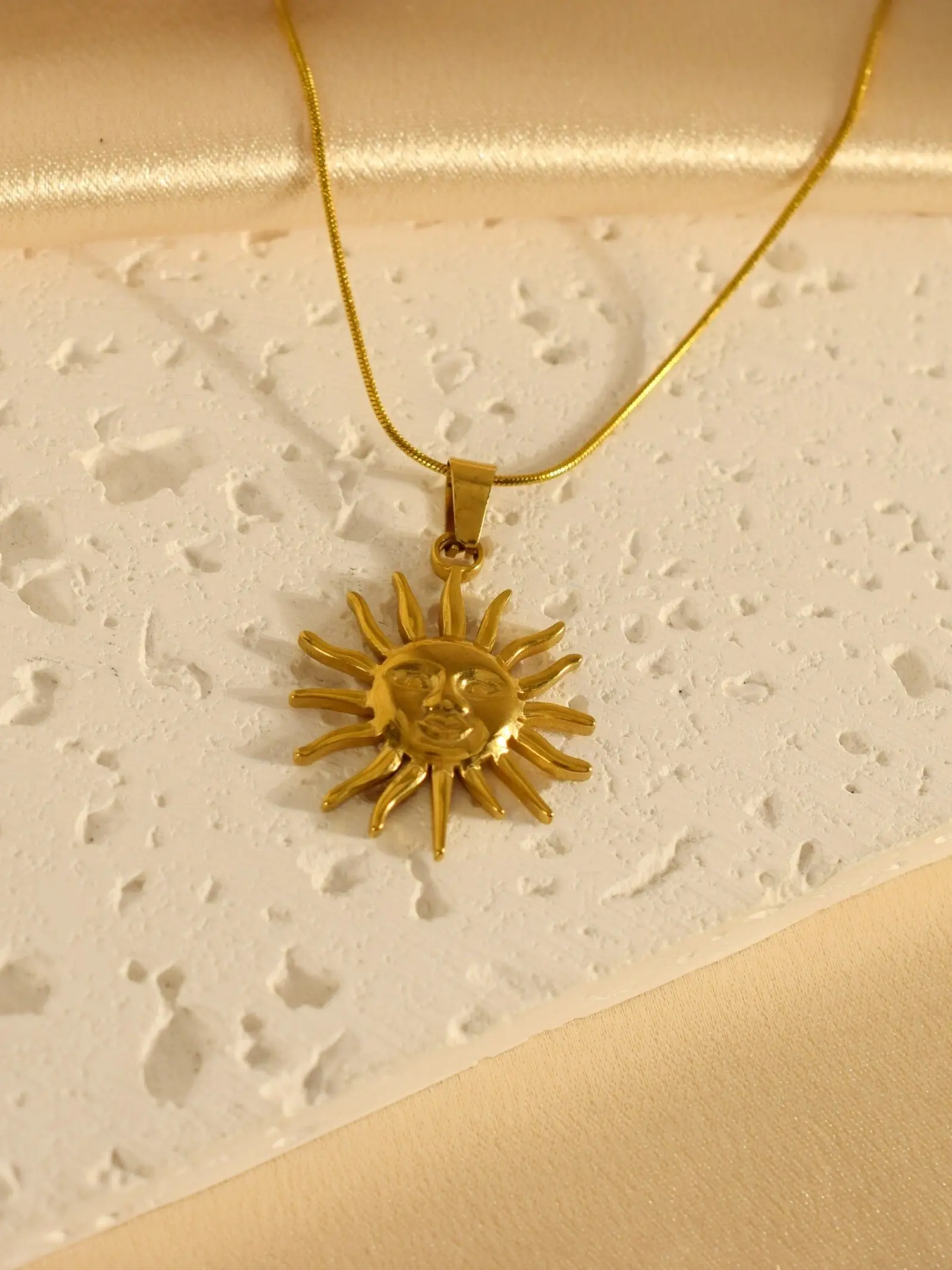 Classic Simple Sun Smile Necklace, Fashionable Versatile Luxury Unique Greek Sun Smile Pendant, Stainless Steel Chain, Daily Wear, Gift Idea, Fashion Accessory Necklace
